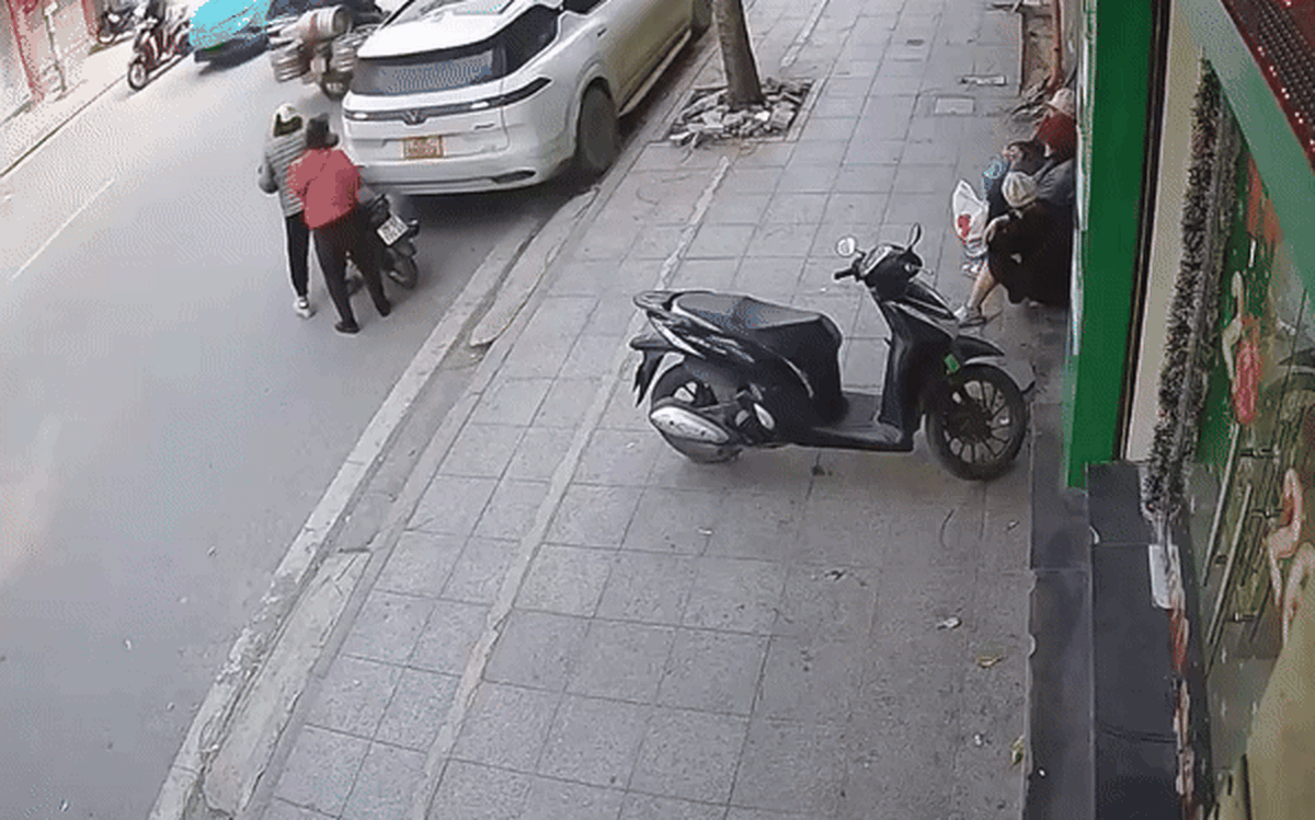 Tạm giữ tài xế lùi ô tô đụng chết 1 phụ nữ