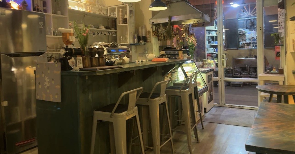 Quán cà phê 'lạ' ở TP.HCM: Nhà vệ sinh không có vòi nước và giấy, buôn bán như đuổi khách?