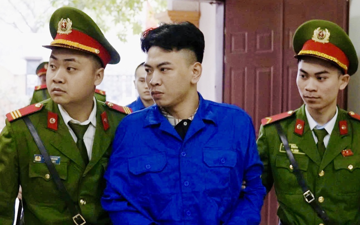 Dẫn giải đến tòa để xét xử 'tổng tài' giơ tay chỉ đạo đánh người ở quán cà phê