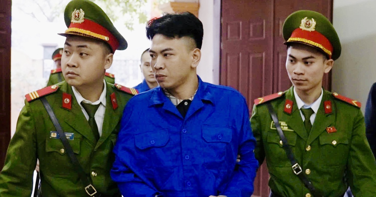 Dẫn giải đến tòa để xét xử 'tổng tài' giơ tay chỉ đạo đánh người ở quán cà phê