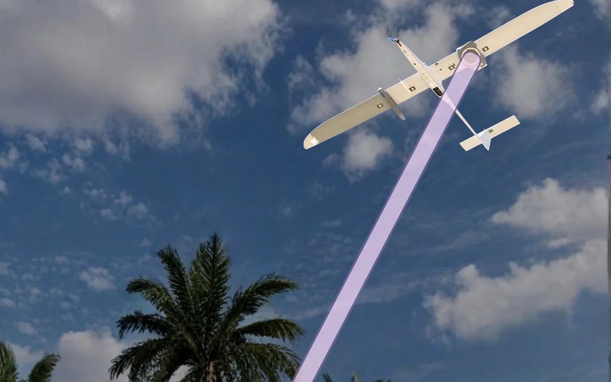 Drone sắp 'bay mãi không cần hạ cánh' nhờ sạc pin bằng tia laser