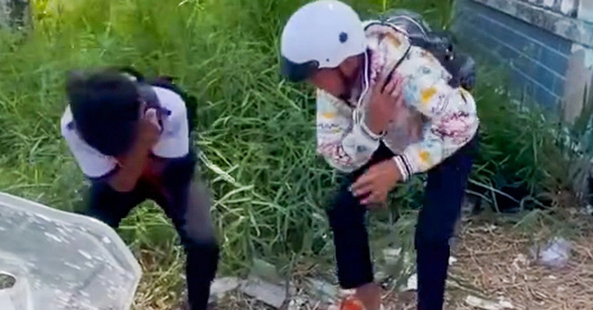 Đi xe đạp điện không mũ bảo hiểm bị công an bắt… 'thụt dầu'