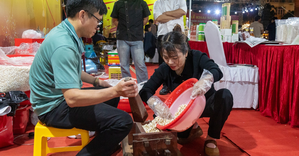 Người dân Quảng Trị thưởng thức trăm thứ quà quê qua ngày hội OCOP đón xuân Bính Ngọ