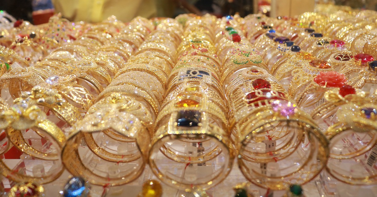 Giá vàng ‘giằng co’ quanh ngưỡng 5.000 USD/ounce, giá bạc giảm mạnh