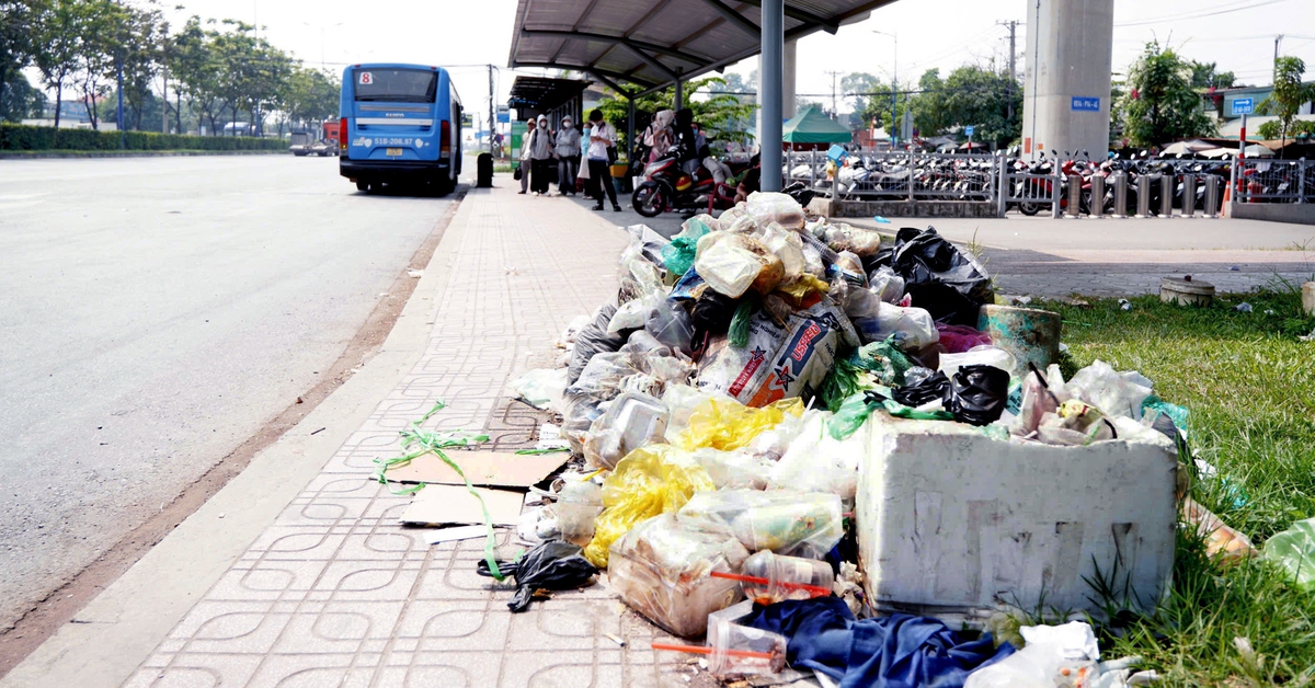 Rác đổ đống ở trạm xe buýt trước ga metro Đại học Quốc gia TP.HCM