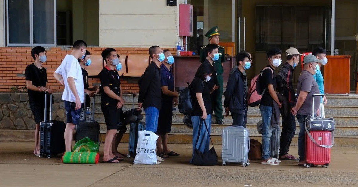 Tiếp nhận thêm 59 người lao động được Campuchia trao trả qua cửa khẩu Tân Nam