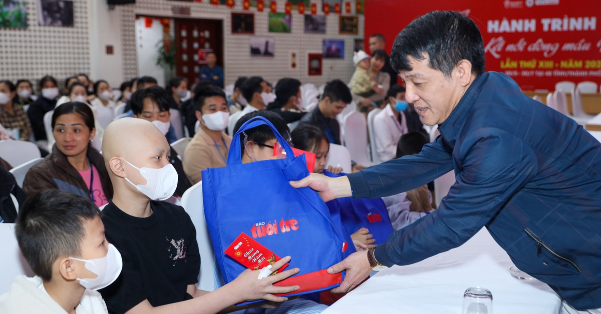 Mẹ của bệnh nhi mắc hội chứng Down, ung thư máu xúc động nhận quà Ước mơ của Thúy