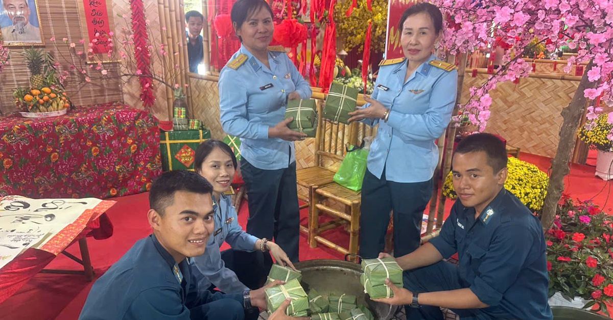 Bộ đội pháo phòng không Trung đoàn 224 trổ tài gói bánh chưng ngày Tết