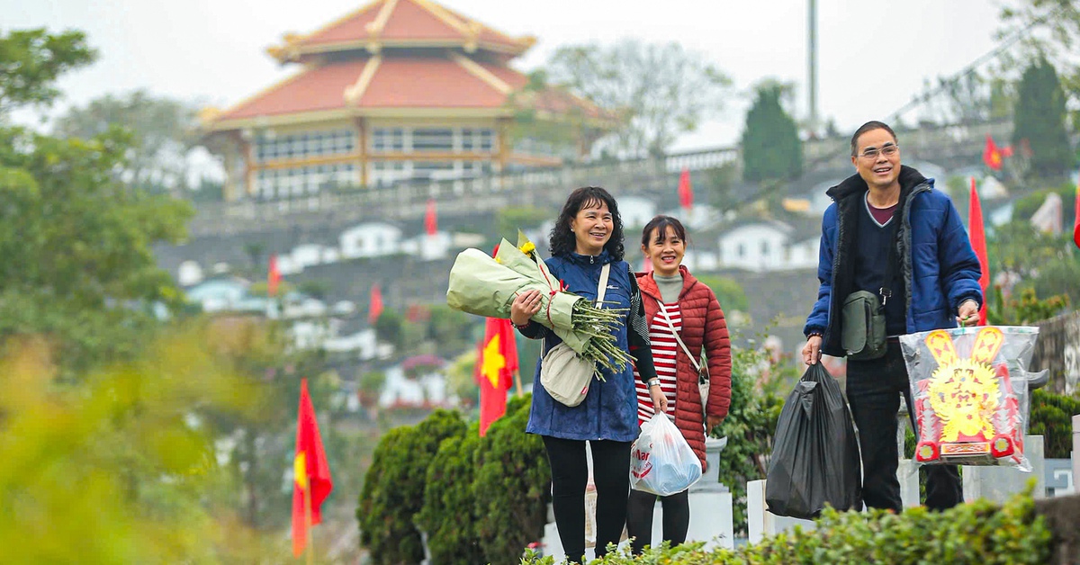 Sắp rằm tháng chạp, nhiều gia đình người Hà Nội cùng nhau tảo mộ cuối năm