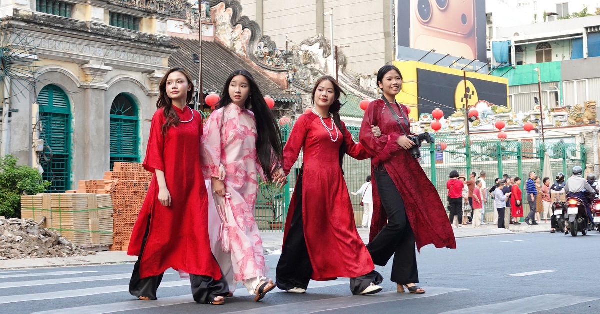 Áo dài thướt tha xuống phố đón xuân sớm tại TP.HCM
