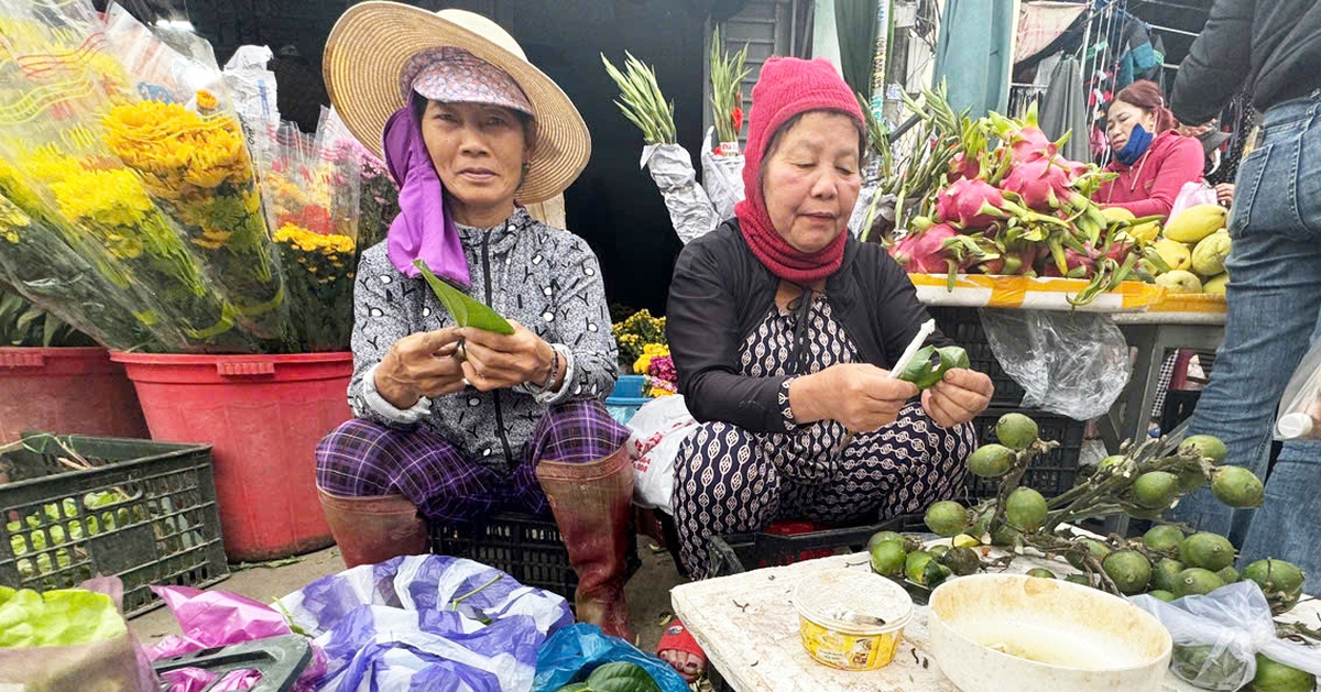 Tháng chạp có dáng mẹ quê tần tảo
