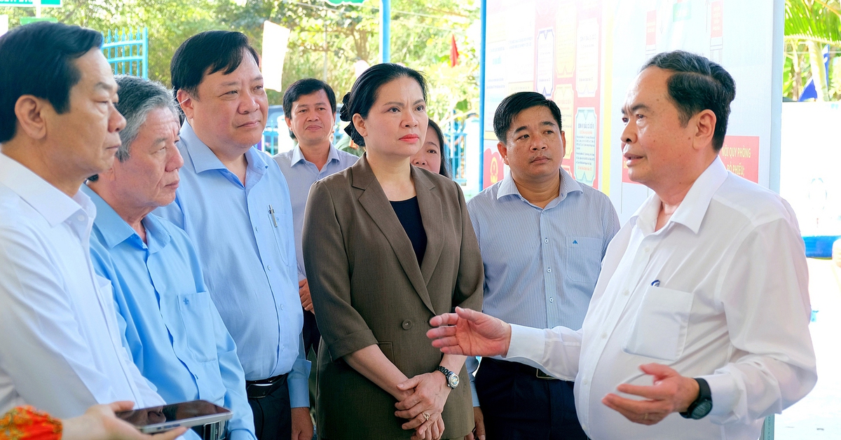 Chủ tịch Quốc hội kiểm tra công tác bầu cử và trao quà cho gia đình chính sách tại Đồng Tháp