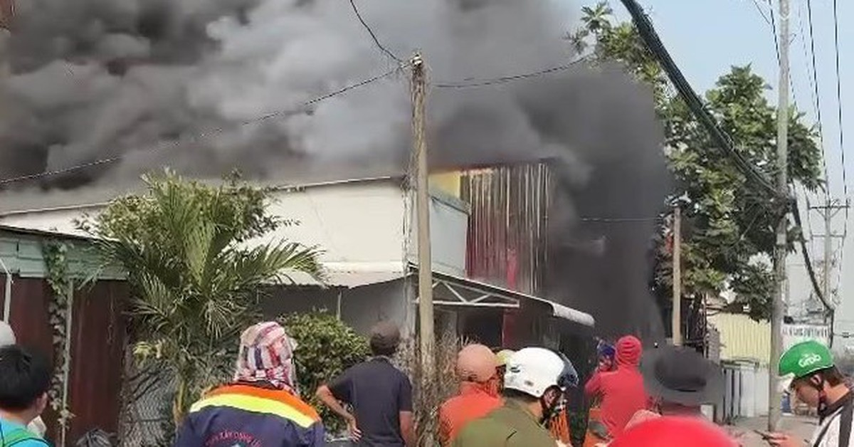 Cháy lớn tại bãi đất trống chứa máy móc ở xã Củ Chi