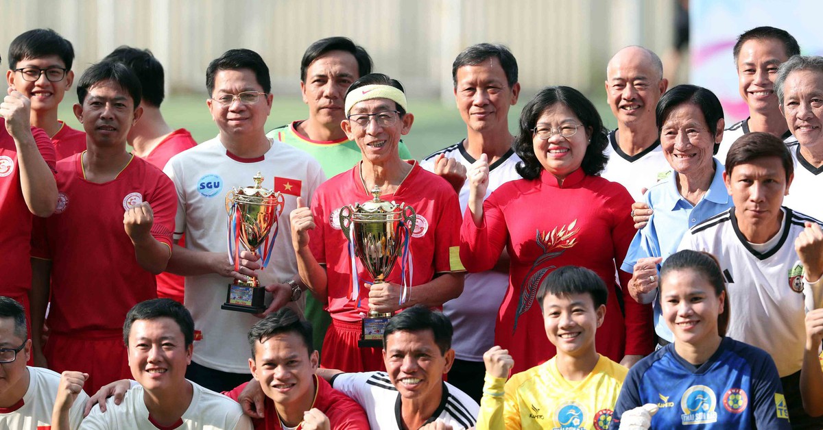 Bóng đá TP.HCM 'uống nước nhớ nguồn'