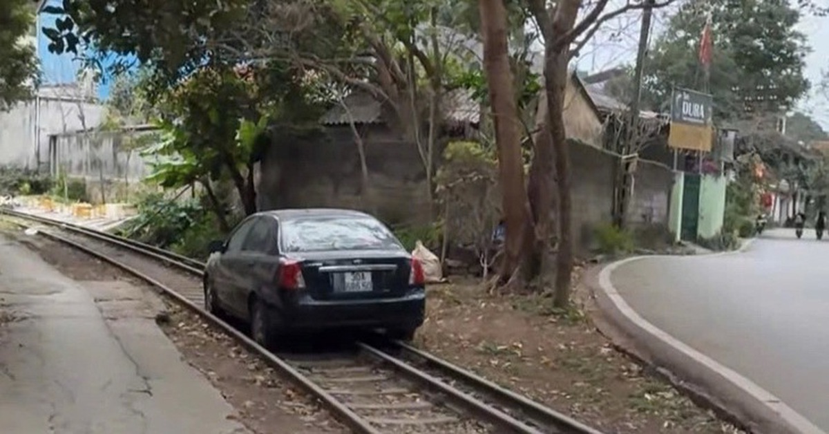 Đi, đứng, ngồi, đậu xe trên đường ray xe lửa bị xử phạt ra sao?