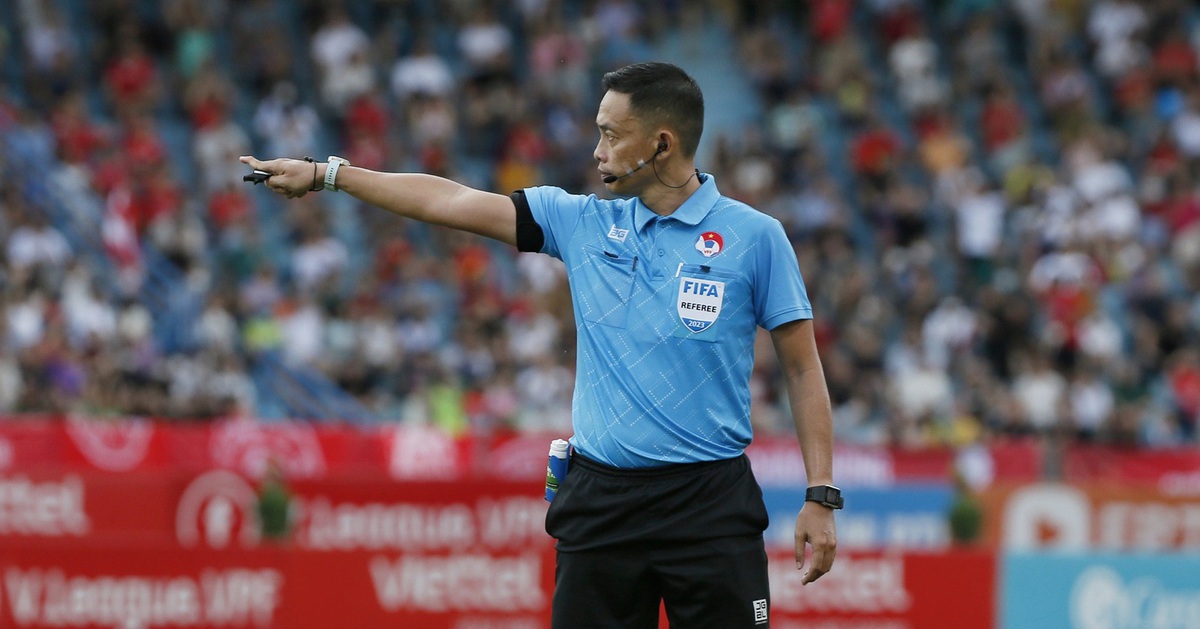 Đỗ Hùng Dũng lãnh thẻ đỏ từ trọng tài Ngô Duy Lân