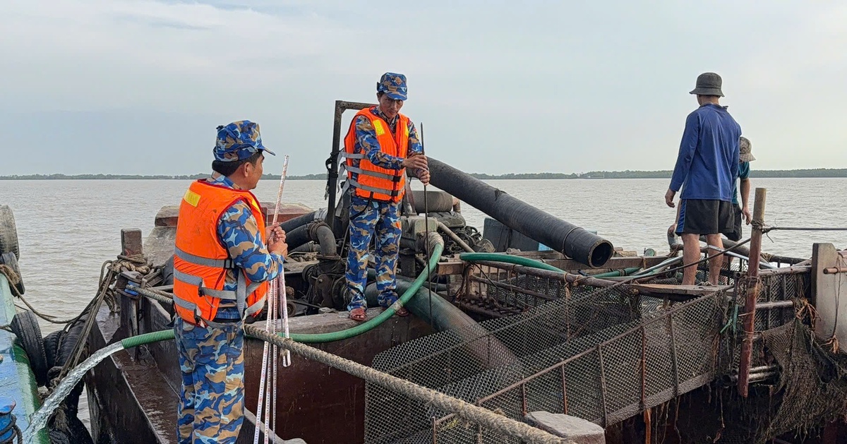 Bắt 4 tàu nghi khai thác, chở gần 800m³ cát trái phép trên sông Cửa Đại