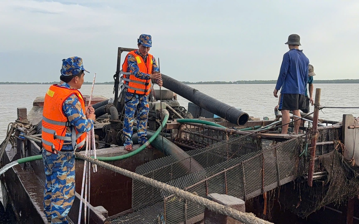 Bắt 4 tàu nghi khai thác, chở gần 800m3 cát trái phép trên sông Cửa Đại