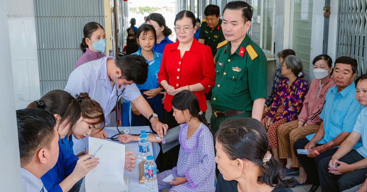 Bệnh viện Quân y 120 khám bệnh và trao quà cho người dân An Giang