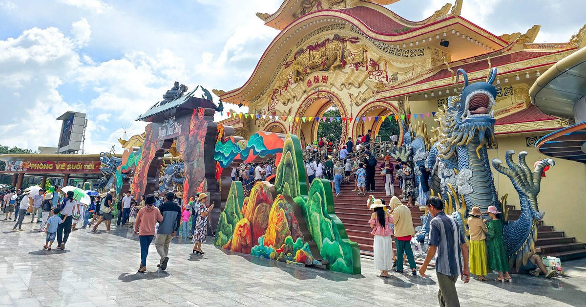 Nhiều điểm vui chơi đón lượng khách lớn, tung chương trình mới thu hút khách