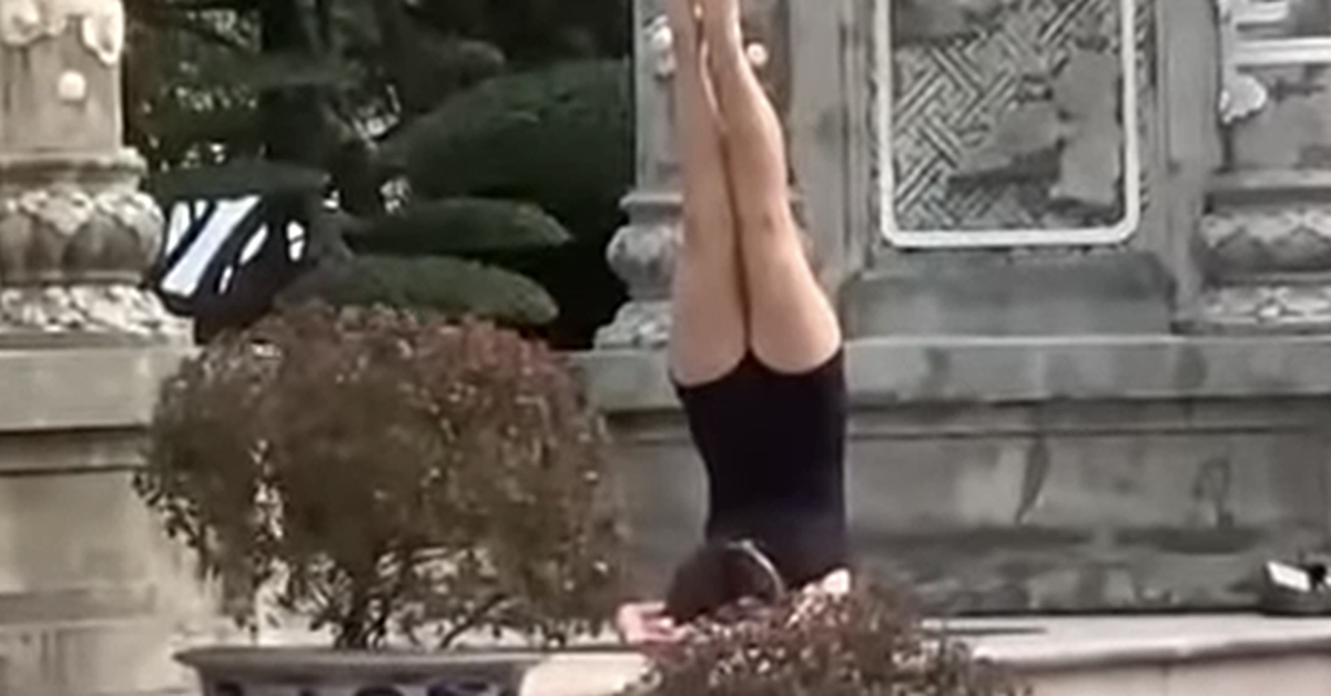 Tập yoga 'trồng cây chuối' phản cảm trước cổng chùa: Sẽ nhắc khách mặc kín đáo khi vào chùa