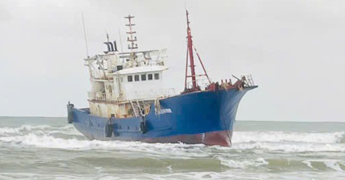 Tàu sắt có chữ Trung Quốc mắc cạn tại vùng biển Dung Quất