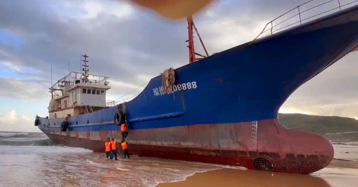 Kiểm tra tàu sắt có chữ Trung Quốc trôi dạt, mắc cạn ở biển Dung Quất