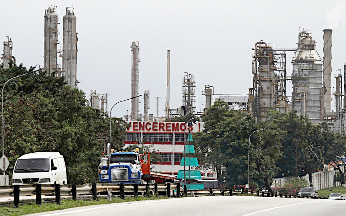 Donald Trump napovedal ameriški nadzor nad venezuelsko naftno industrijo po zajetju Madura