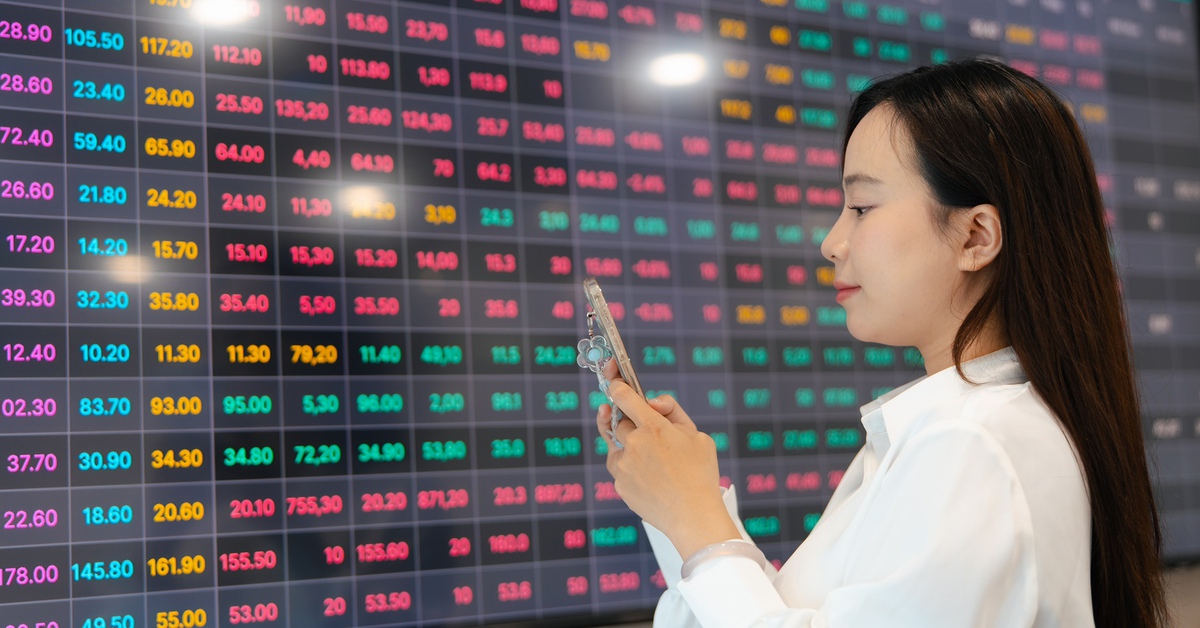 VN-Index lập kỷ lục 1.816 điểm, thanh khoản tăng mạnh