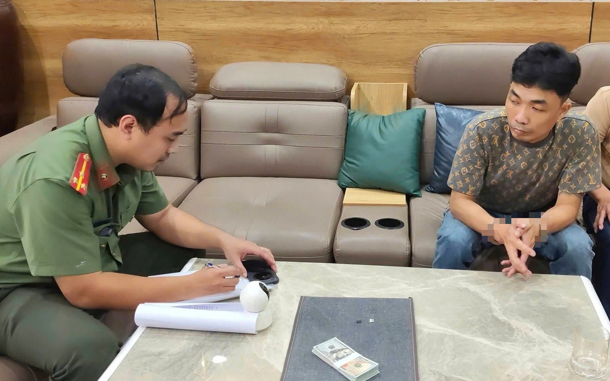 Mua USD giả, rạng sáng mang đi tiêu thụ ở Đà Nẵng: 2 người bị khởi tố