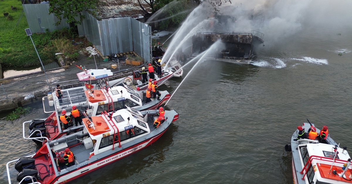 Cháy tàu du lịch King Yacht trên sông Sài Gòn: Lửa bùng từ hầm máy khi đang sửa tàu