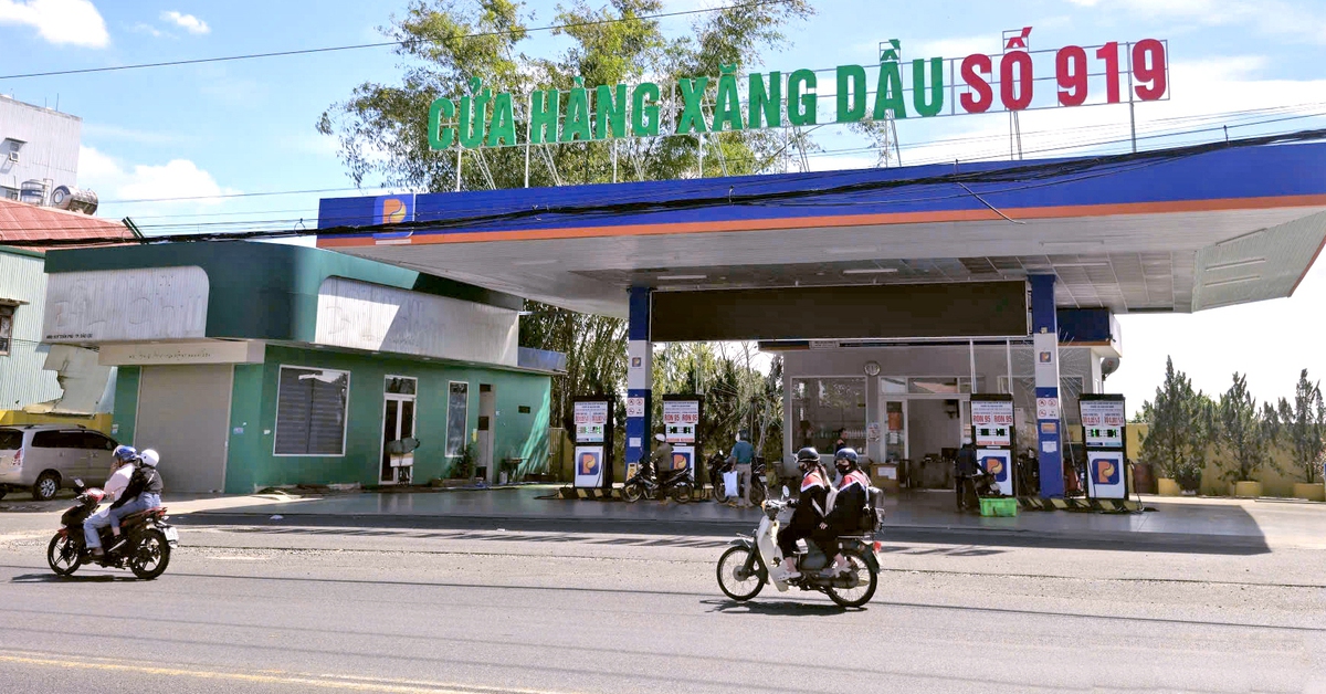 Người đi xe máy chuyển khoản, cây xăng ở Lâm Đồng từ chối