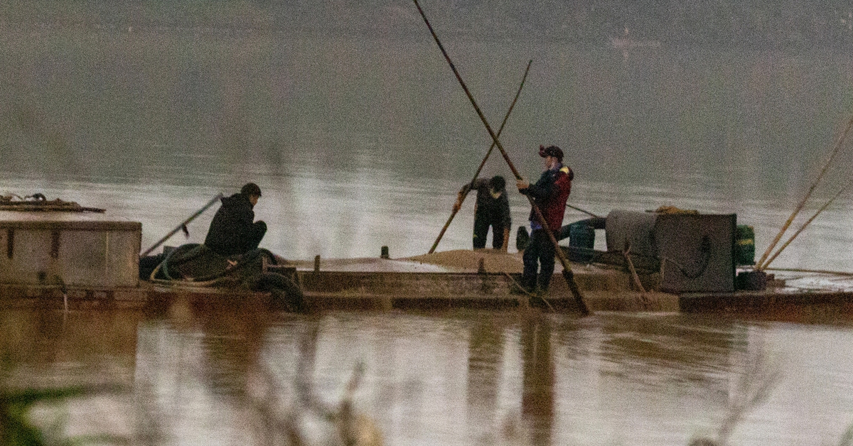 Phạt 114 triệu đồng 3 người hút cát lậu xuyên đêm trên sông Thạch Hãn