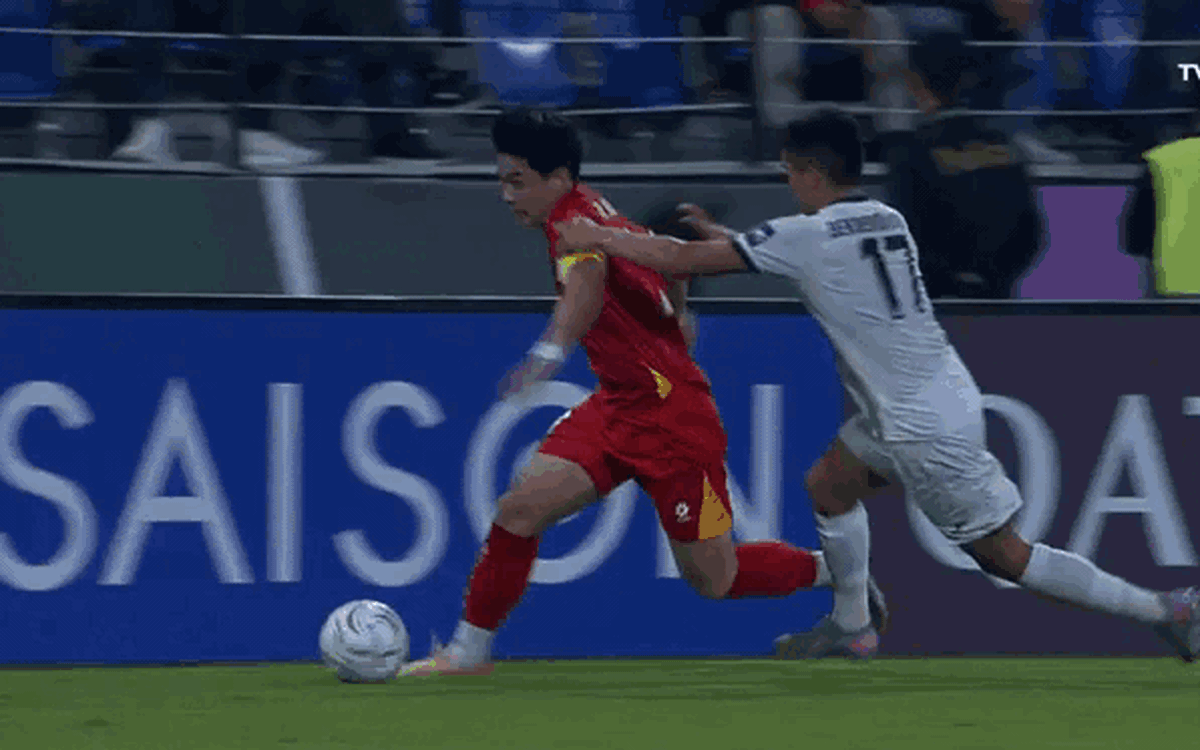 Video: Cầu thủ U23 Kyrgyzstan 'tước' băng đội trưởng của Đình Bắc