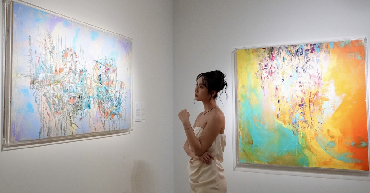 Nhà thiết kế áo cưới nổi tiếng Lê Minh Khoa triển lãm tranh Giữa lao xao, thả mình trôi