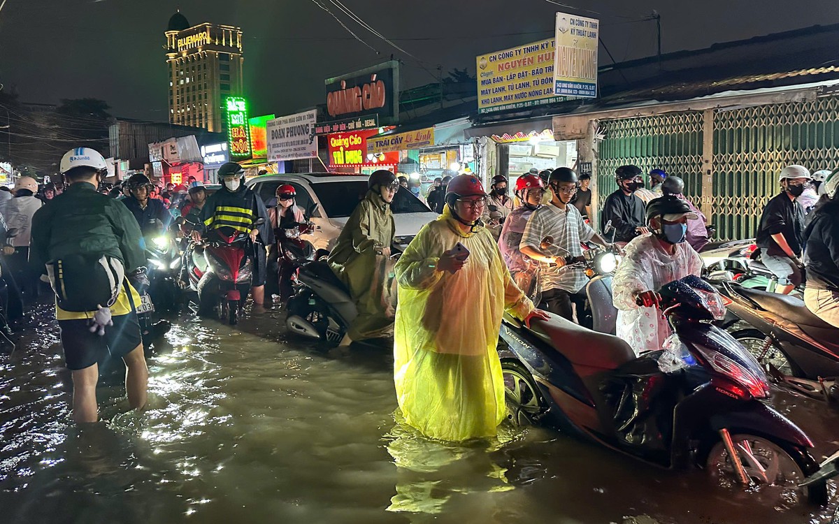 Đường Ung Văn Khiêm kẹt 1 tiếng đi được 200m, vòng xoay Nguyễn Thái Sơn chạy vào là chôn chân