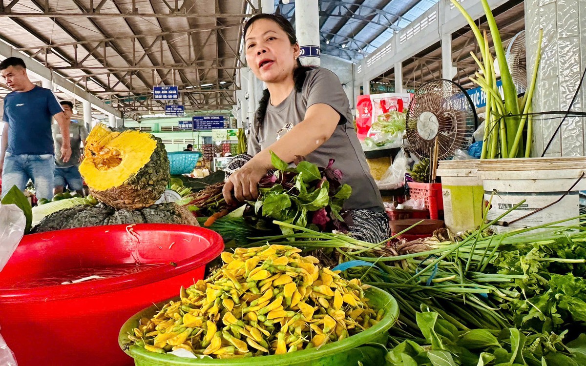 Giá cả đầu ngày: Rau đồng vào mùa, bông điên điển tăng giá; mãng cầu xiêm 90.000 đồng/kg