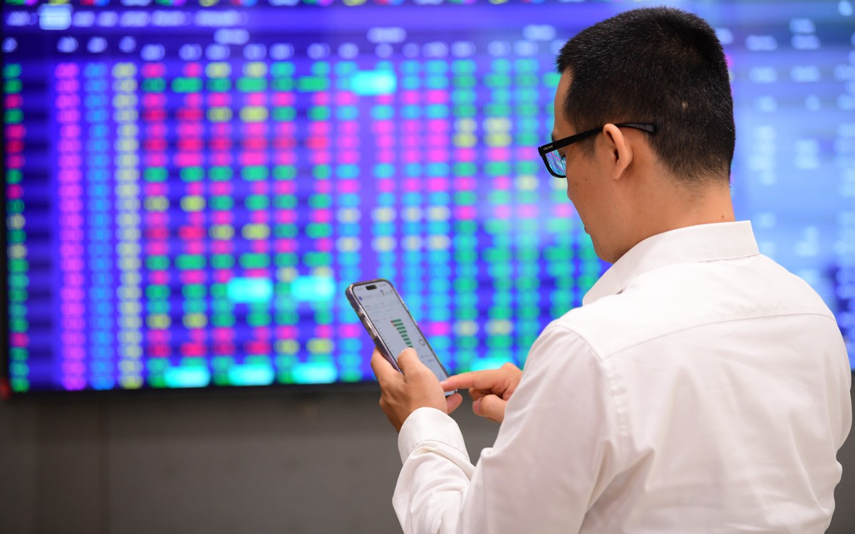 VN-Index giảm gần 20 điểm đầu tháng 10, PNJ giảm sàn