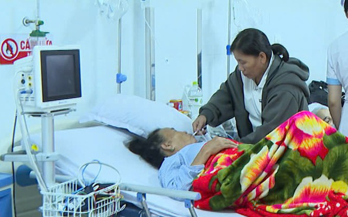 13 người nhập viện nghi ngộ độc sau khi ăn bánh mì