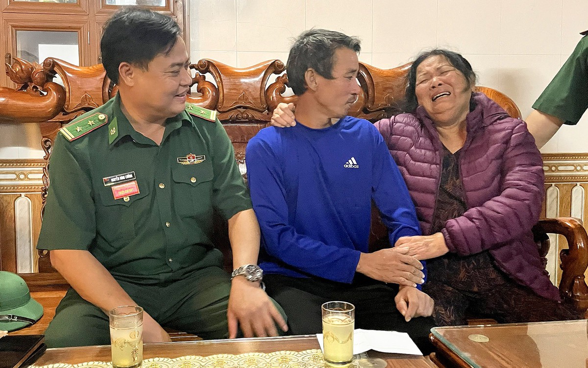 Tàu bị chìm, ngư dân tự bơi vào bờ sau 8 tiếng lênh đênh trên biển