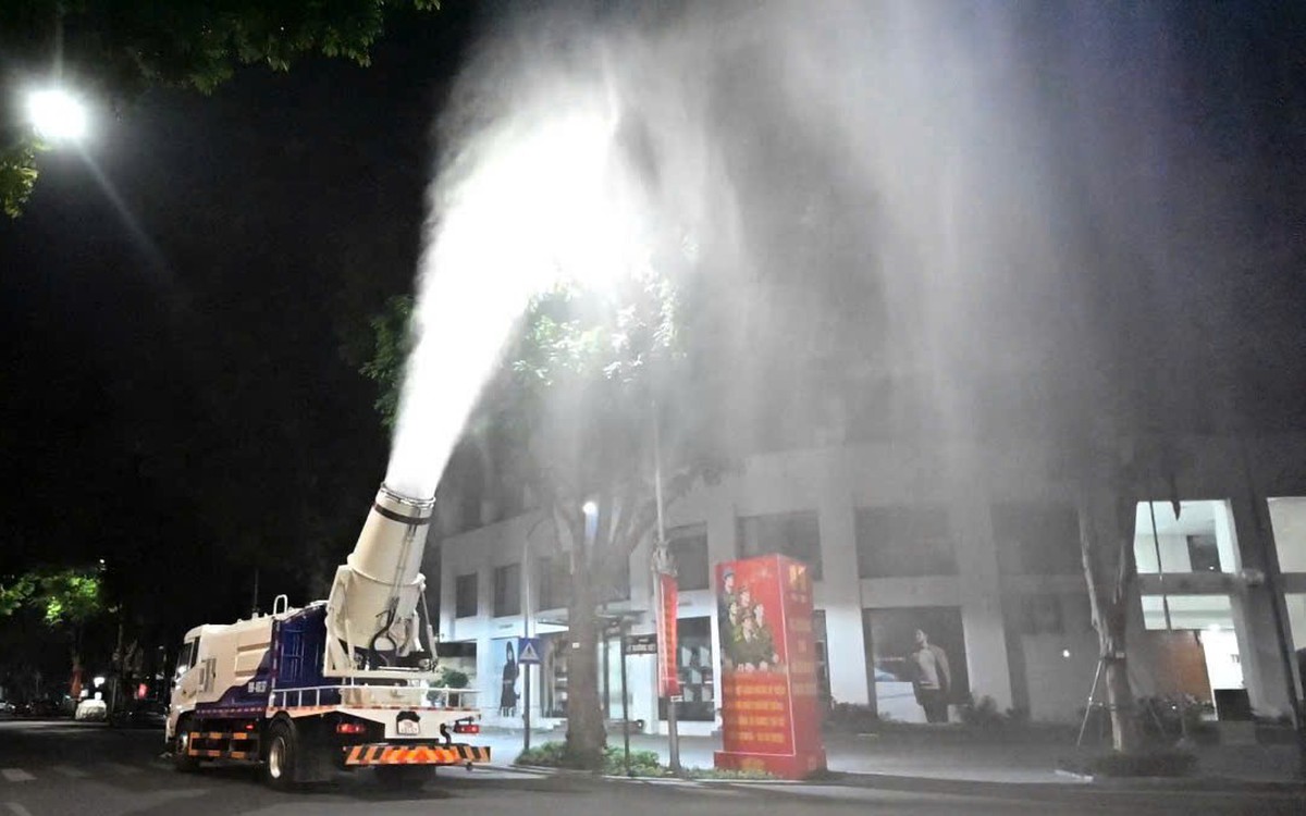Xe phun sương dập bụi xuất hiện trên đường phố Hà Nội
