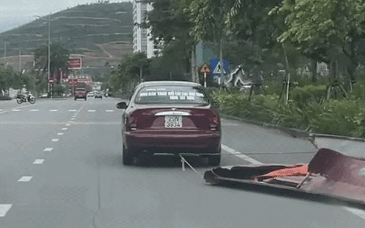 Công an mời tài xế ô tô kéo lê khung sắt, tấm tôn giữa đường tới làm việc