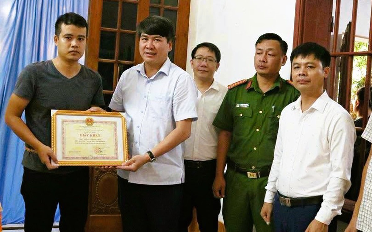 Truy tặng giấy khen người đàn ông 67 tuổi lao xuống kênh cứu sống 2 cháu nhỏ
