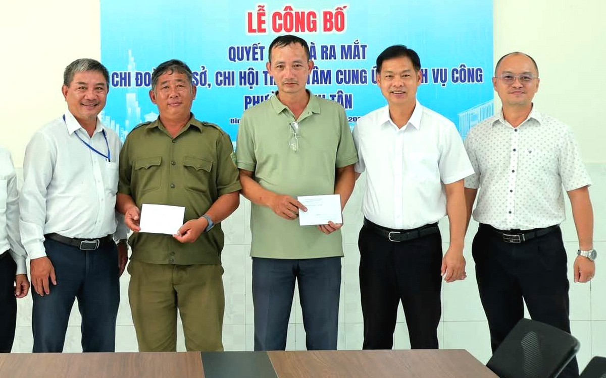 Khen thưởng hai người ở Bình Tân phát hiện và báo tin hành vi xả rác bừa bãi