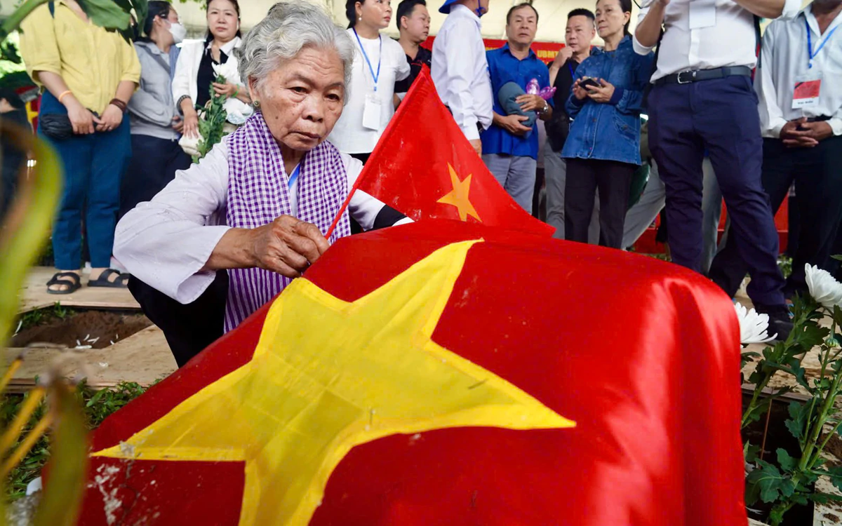 Các anh trở về giữa lòng nhân dân, ấm vô cùng vòng tay mẹ Việt Nam