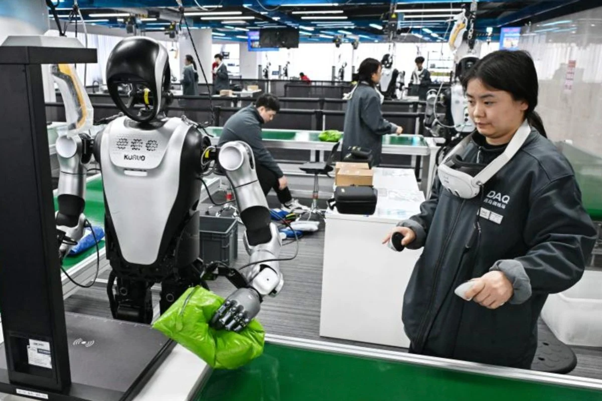 Nghề lạ ở Trung Quốc: Dạy robot thay thế con người, kiếm 900 USD/tháng
