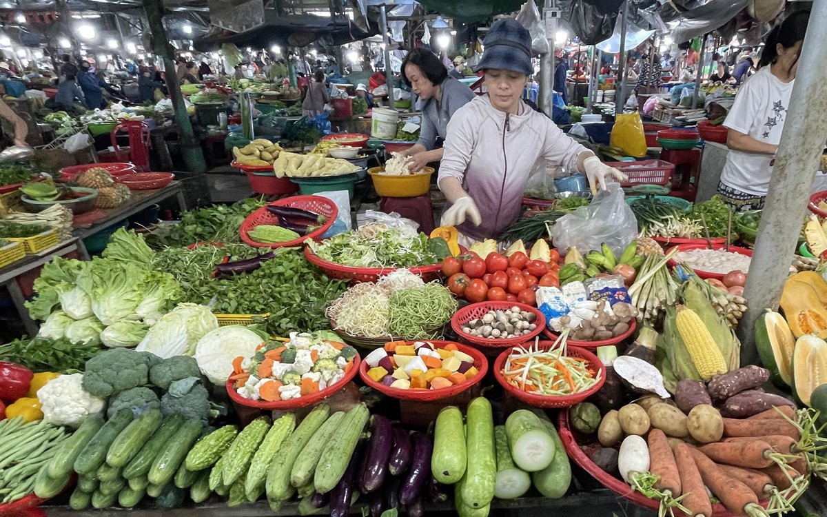 Giá cả đầu ngày: Rau Đà Lạt tăng trở lại, người bán rau ở chợ Đà Nẵng xin đừng hỏi giá mà mất ‘mì xưa’