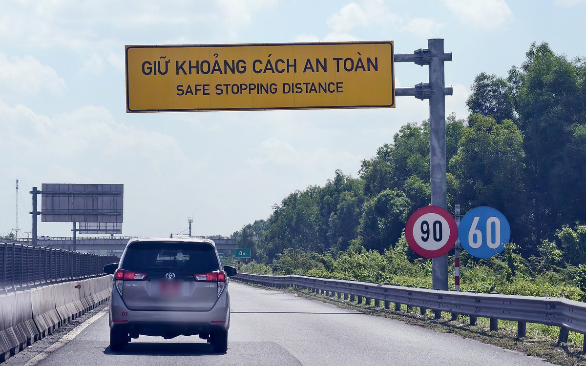 Lắp đặt biển báo, vạch kẻ xác định khoảng cách an toàn trên cao tốc từ Khánh Hòa đến Quảng Ngãi