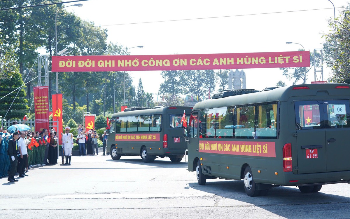 Các anh trở về giữa lòng nhân dân, ấm vô cùng vòng tay mẹ Việt Nam