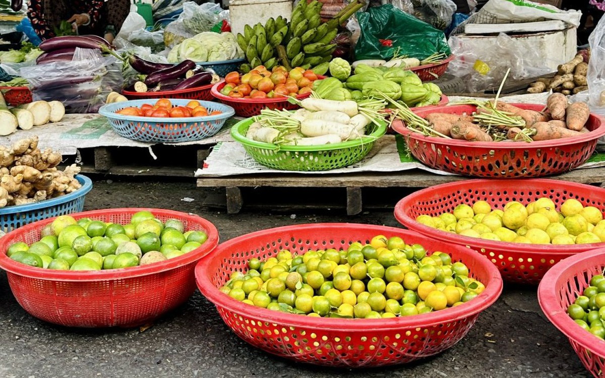 Giá cả đầu ngày: Chanh tăng giá gấp đôi, siêu thị đẩy mạnh bình ổn giá mùa cuối năm